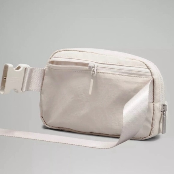 Lululemon Everywhere Belt Bag in White Opal - Picture 3 of 5